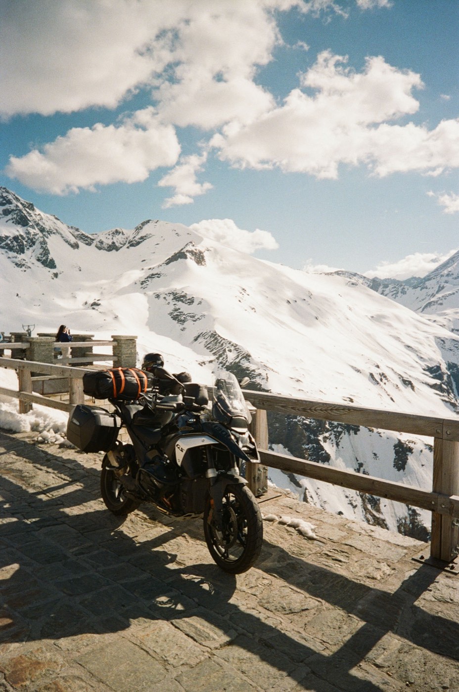 Geliehene BMW R 1300 GS mit Gepäck an der Großglockner Hochalpenstraße, dahinter schneebedeckte Gipfel