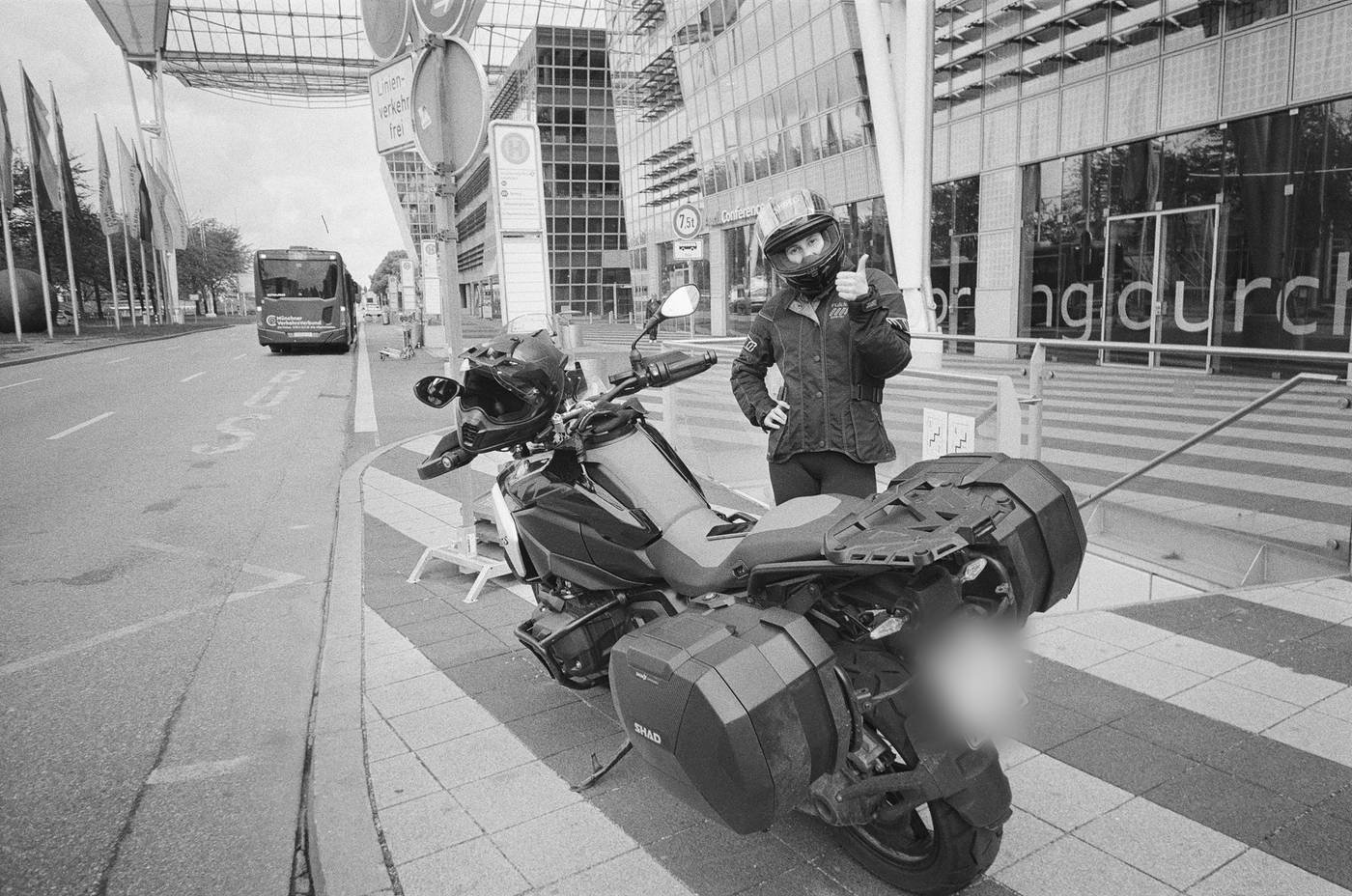 Vollgepackte Adventure-Maschine mit Hamburger Kennzeichen in München, Marcs Freundin mit Daumen hoch